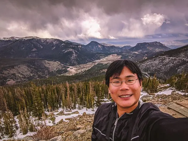 Travelling Foodie Raymond Cua selfie on Rainbow Curve overlook at Rocky Mountain National Park