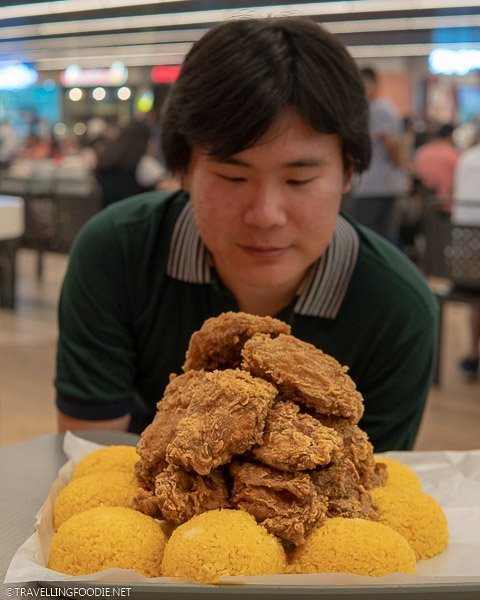 Travelling Foodie Raymond Cua admiring the Fried Chicken Mountain at Kipp's
