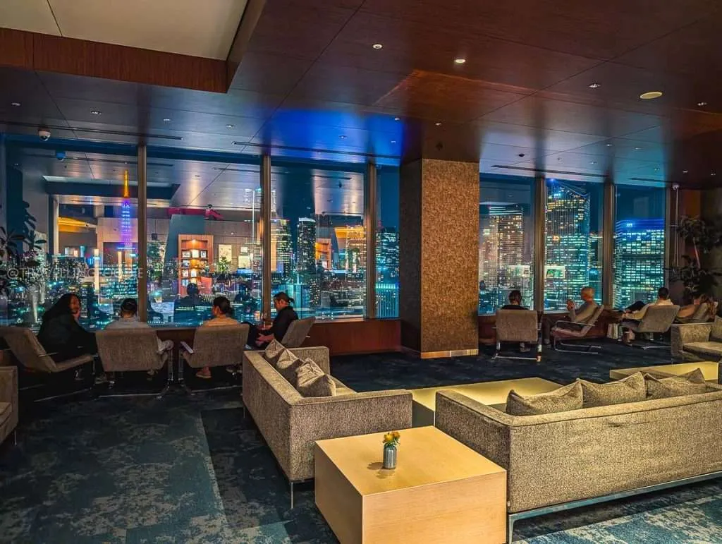 Executive Museum Lounge at night at 4-star Park Hotel Tokyo