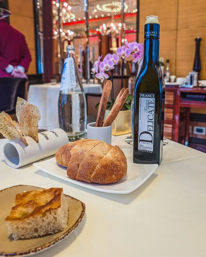 Fresh bread selection served with Frantoio Franci olive oil at Ristorante Acanto Milan.