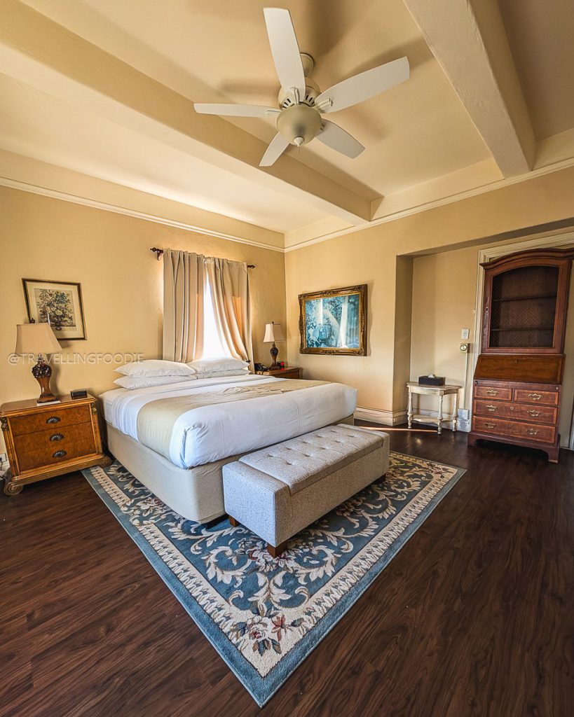 A spacious vintage bedroom at the historic Berkeley City Club, the perfect base for exploring Berkeley food.
