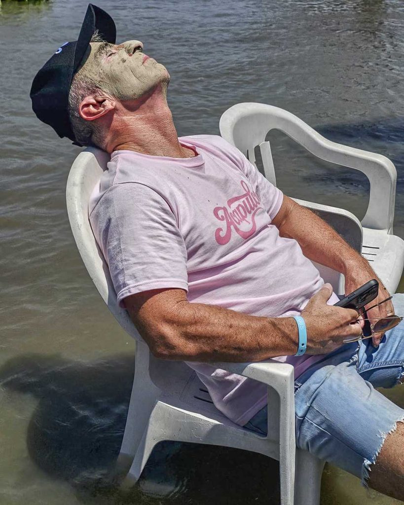 Jose Luis Ferrari of Reportrip relaxing in Coyuca Lagoon waters with a mineral mud facial, a popular ecotourism wellness activity in Acapulco.
