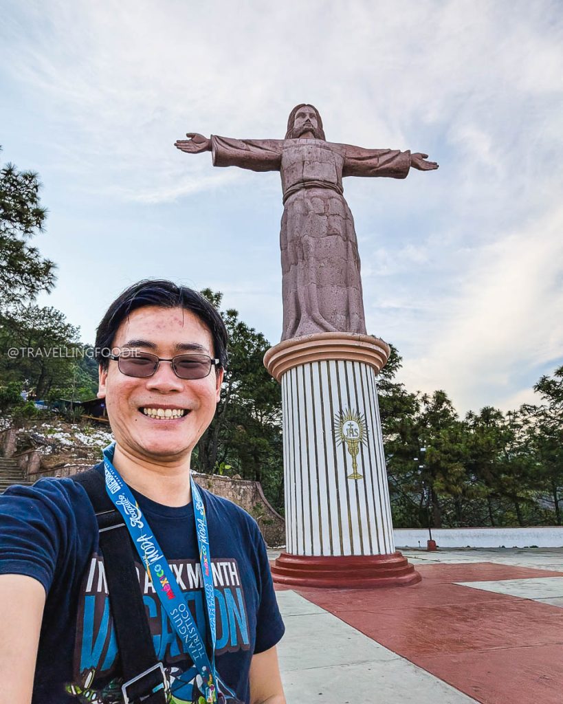 Travelling Foodie Raymond Cua taking a selfie with the towering Cristo Monumental statue in Taxco de Alarcon.