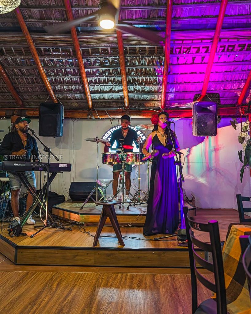Live music band performing on stage at Las Gaviotas 2 Escenica, adding to the amazing Acapulco dining experience.
